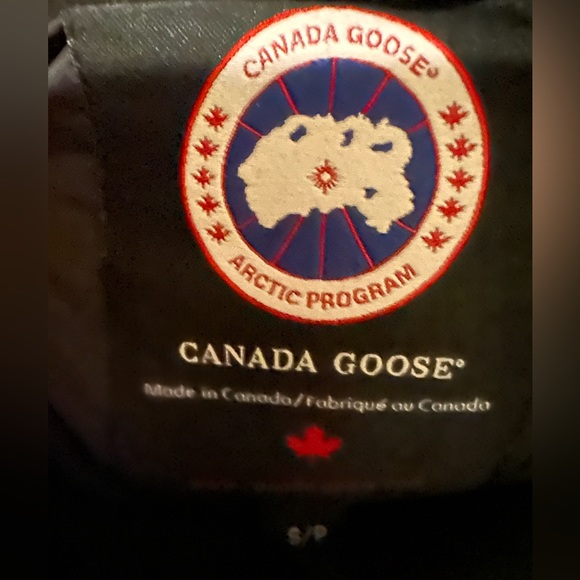 RED CANADA GOOSE WOMENS VEST - Picture 4 of 6